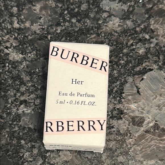 Burberry Her Beauty Bundle Burberry Her x2 5ml travel & Ipsy Bag & Charcoal Peel - Picture 2 of 12